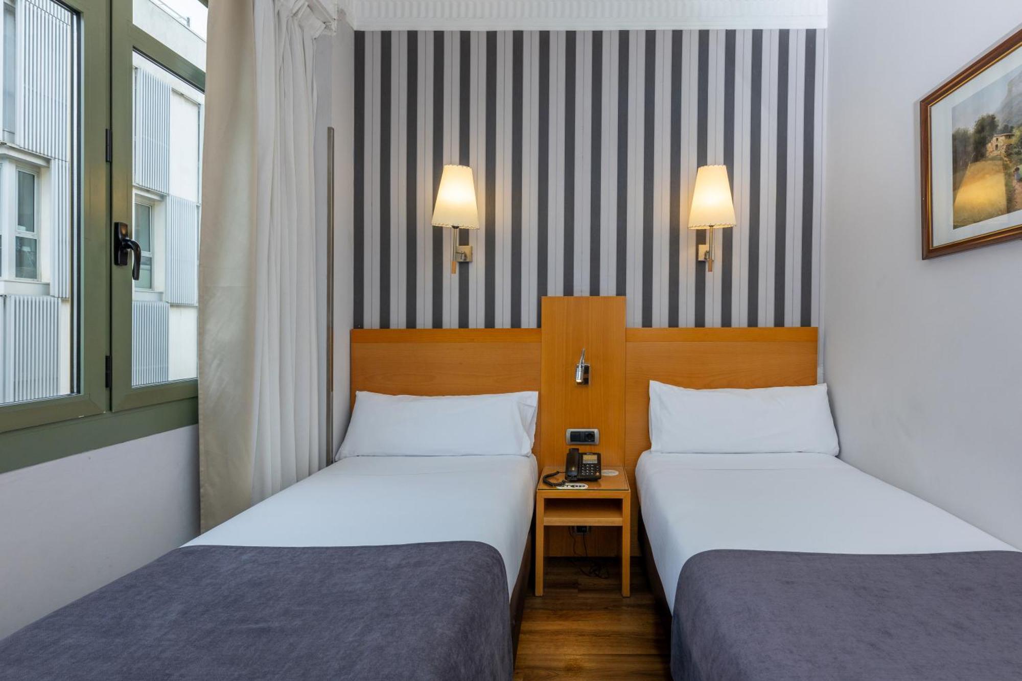 Hotel Lyon Barcelona Bagian luar foto