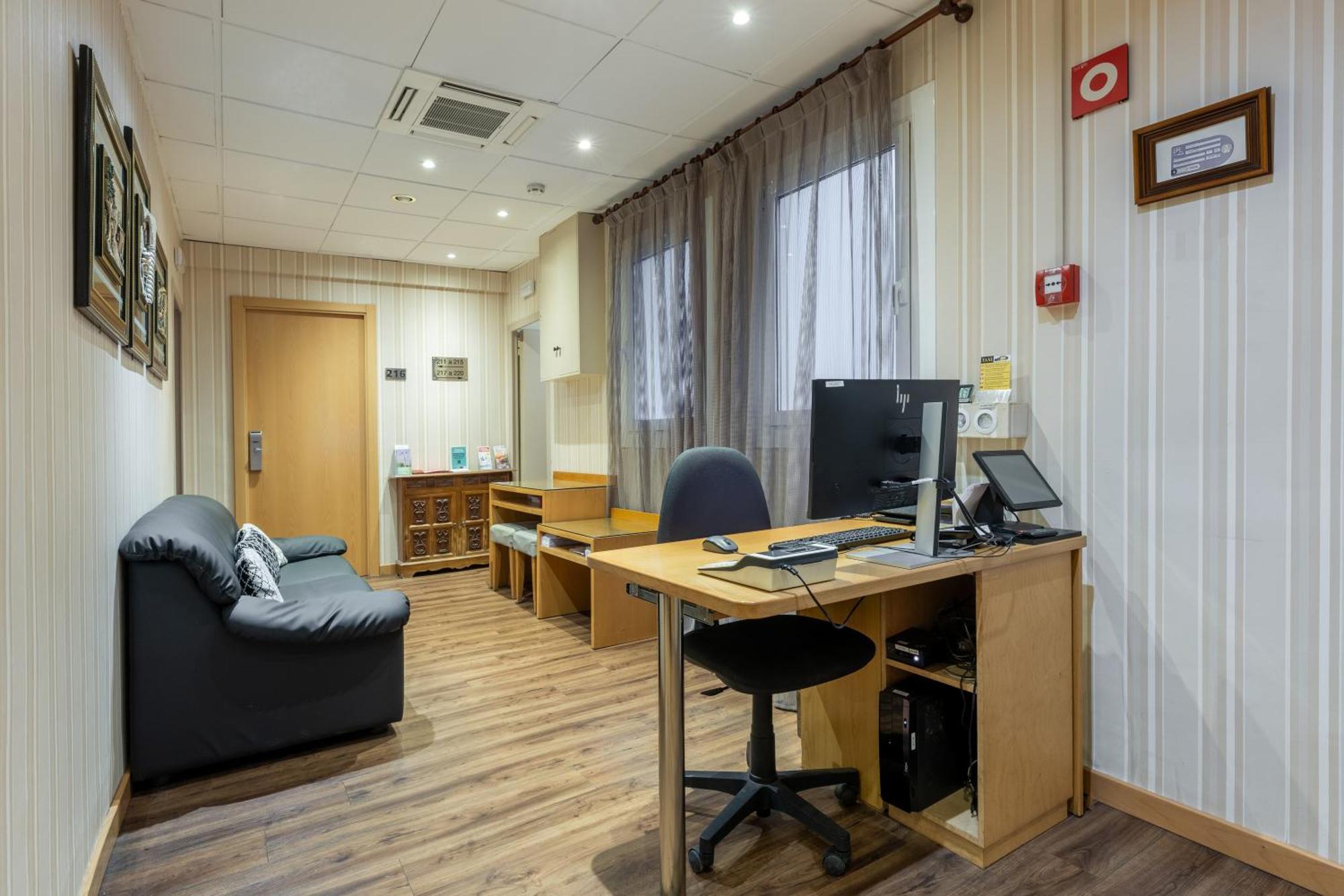 Hotel Lyon Barcelona Bagian luar foto