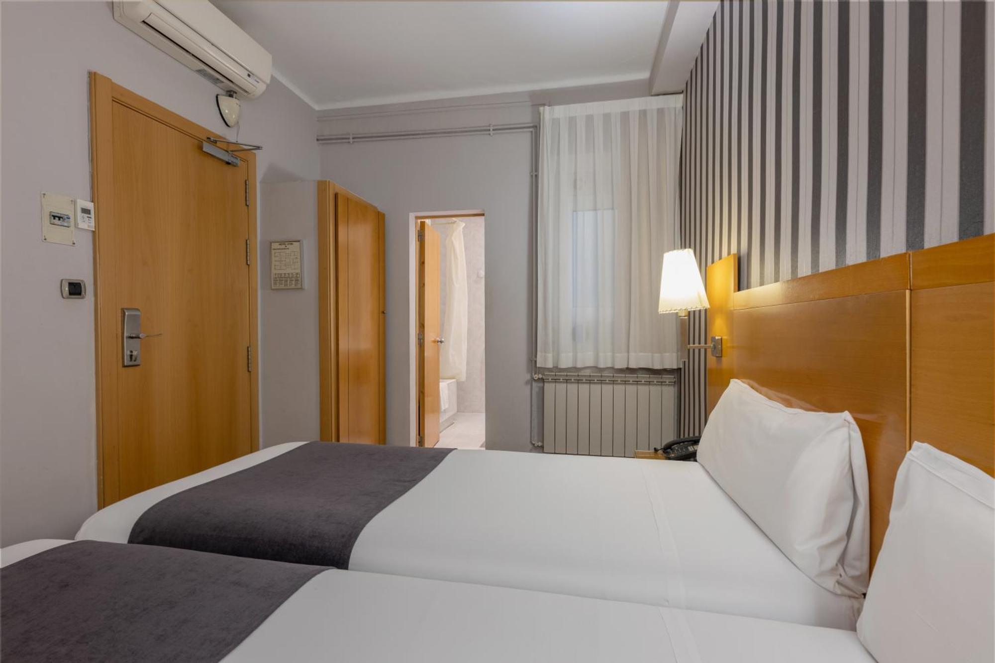 Hotel Lyon Barcelona Bagian luar foto