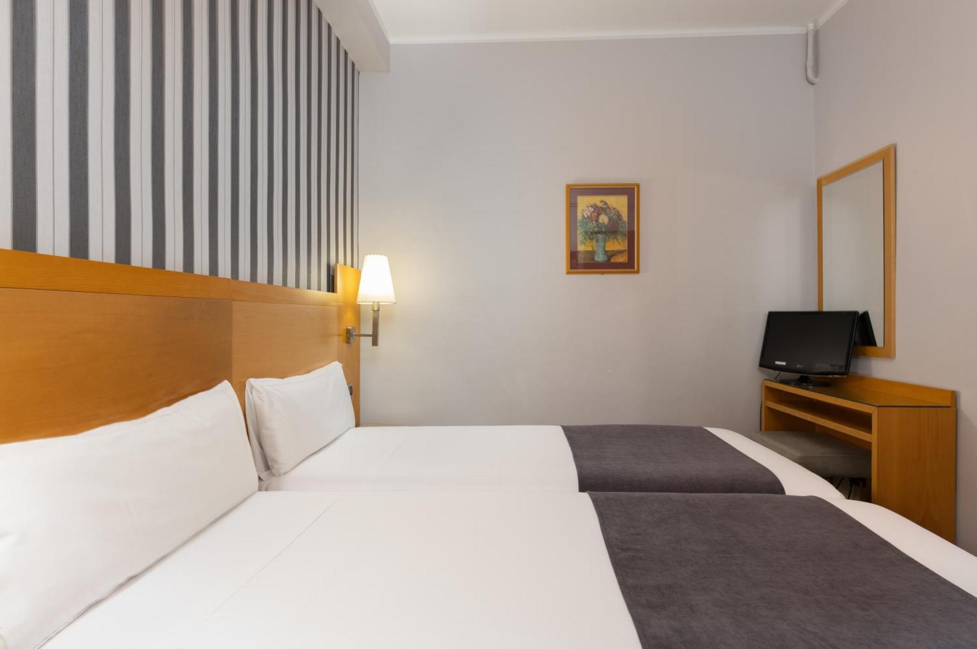 Hotel Lyon Barcelona Bagian luar foto