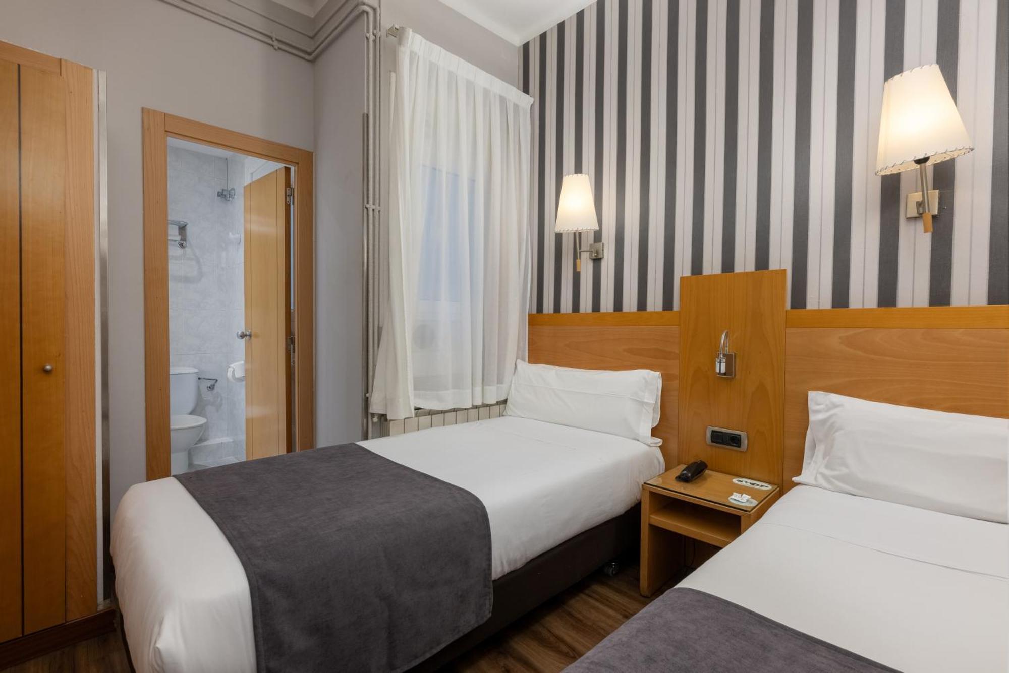Hotel Lyon Barcelona Bagian luar foto