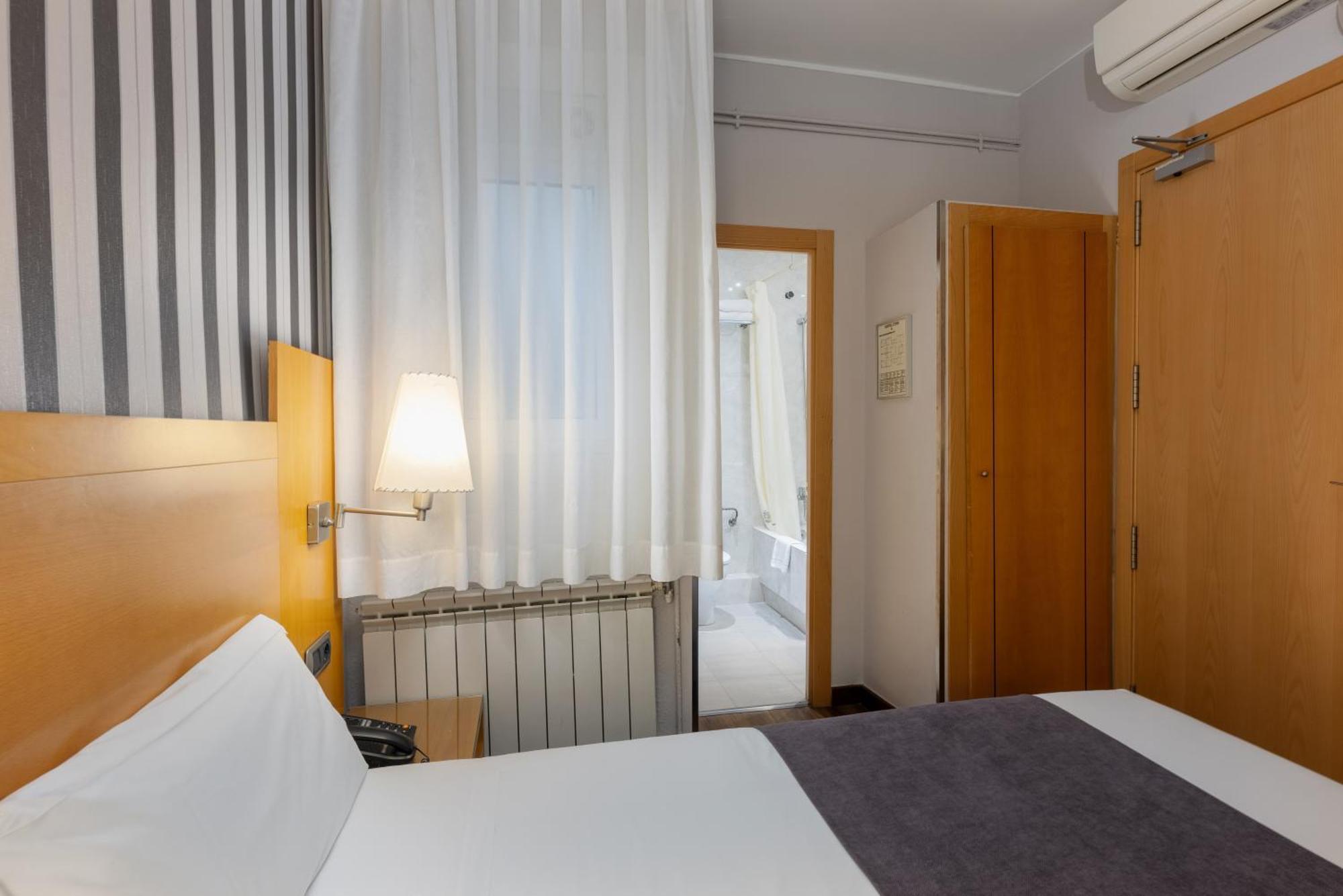 Hotel Lyon Barcelona Bagian luar foto
