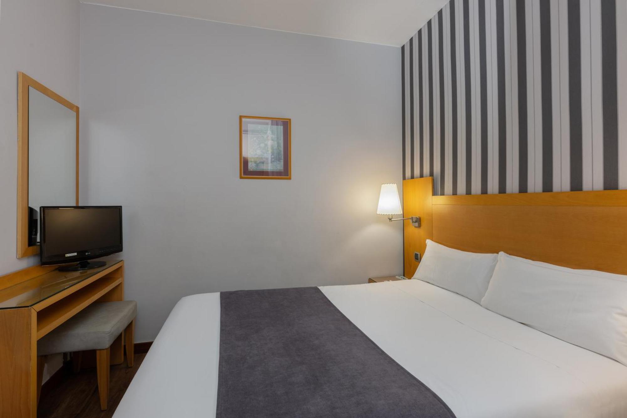 Hotel Lyon Barcelona Bagian luar foto