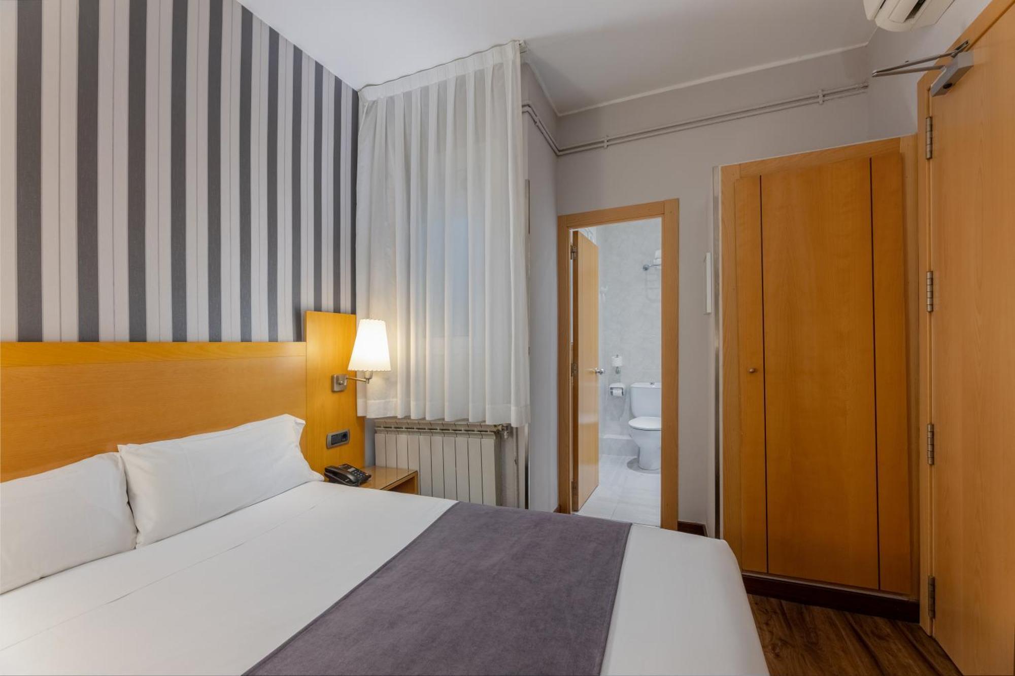 Hotel Lyon Barcelona Bagian luar foto