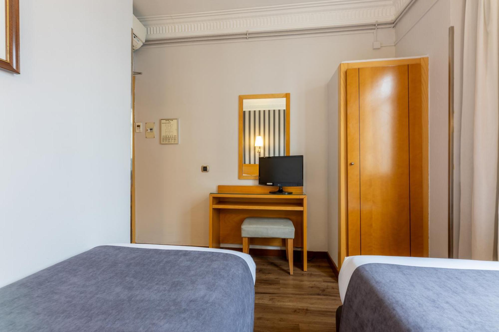 Hotel Lyon Barcelona Bagian luar foto